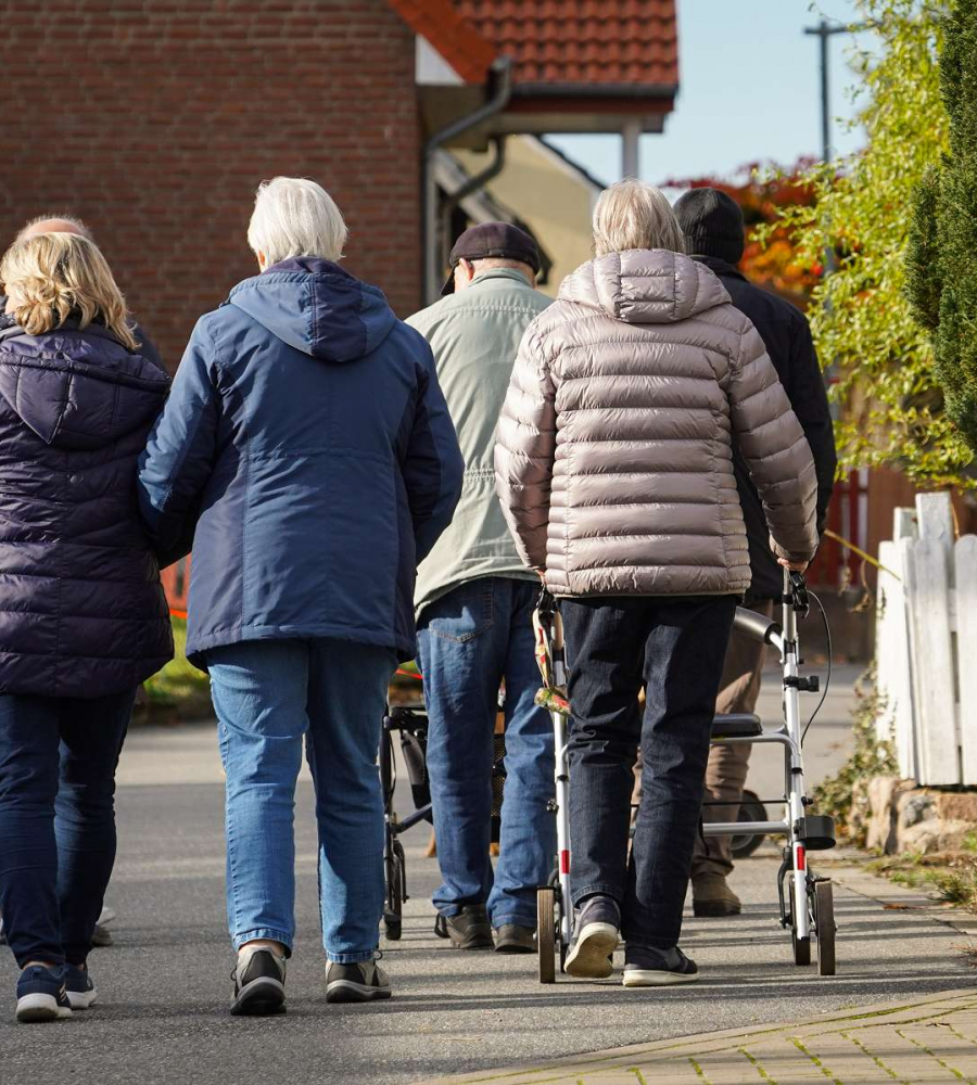 Alte Menschen auf Gehweg