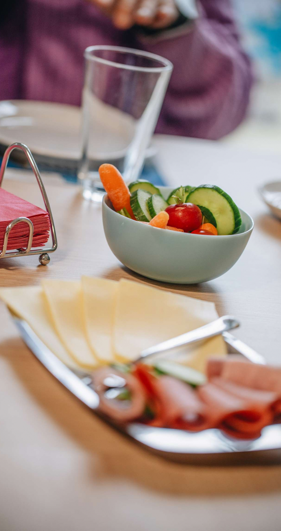 Tisch mit Obstkorb, Käse und Wurst